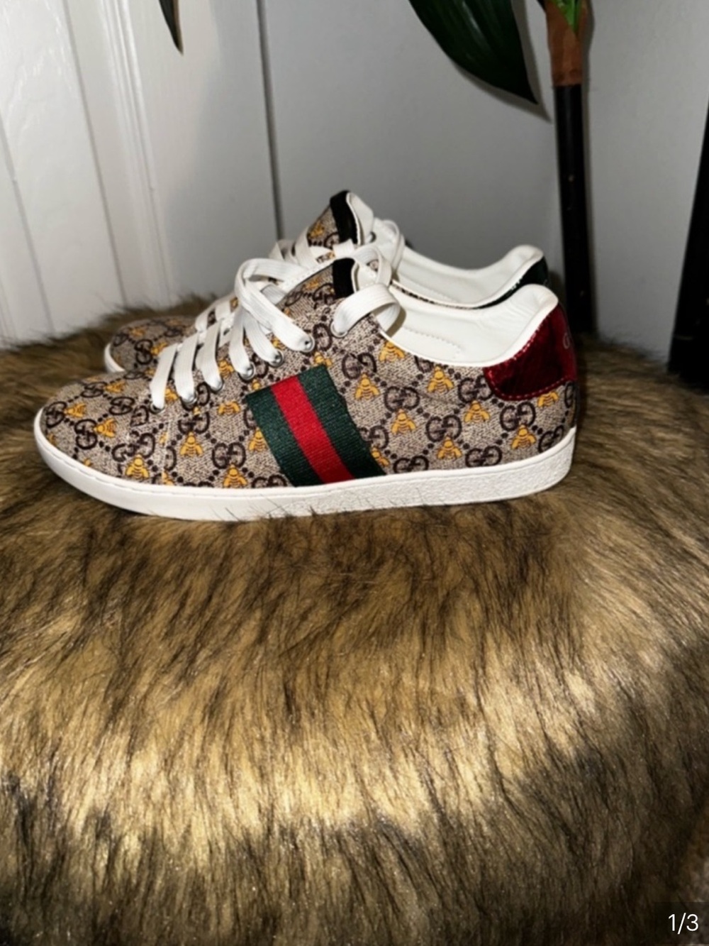 Gucci Beige GG Supreme Bee Low-Top Sneaker with Green/Red Stripe